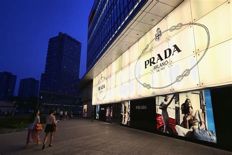 Prada sconfigge la contraffazione: chiuso il sito fake di prodotti 